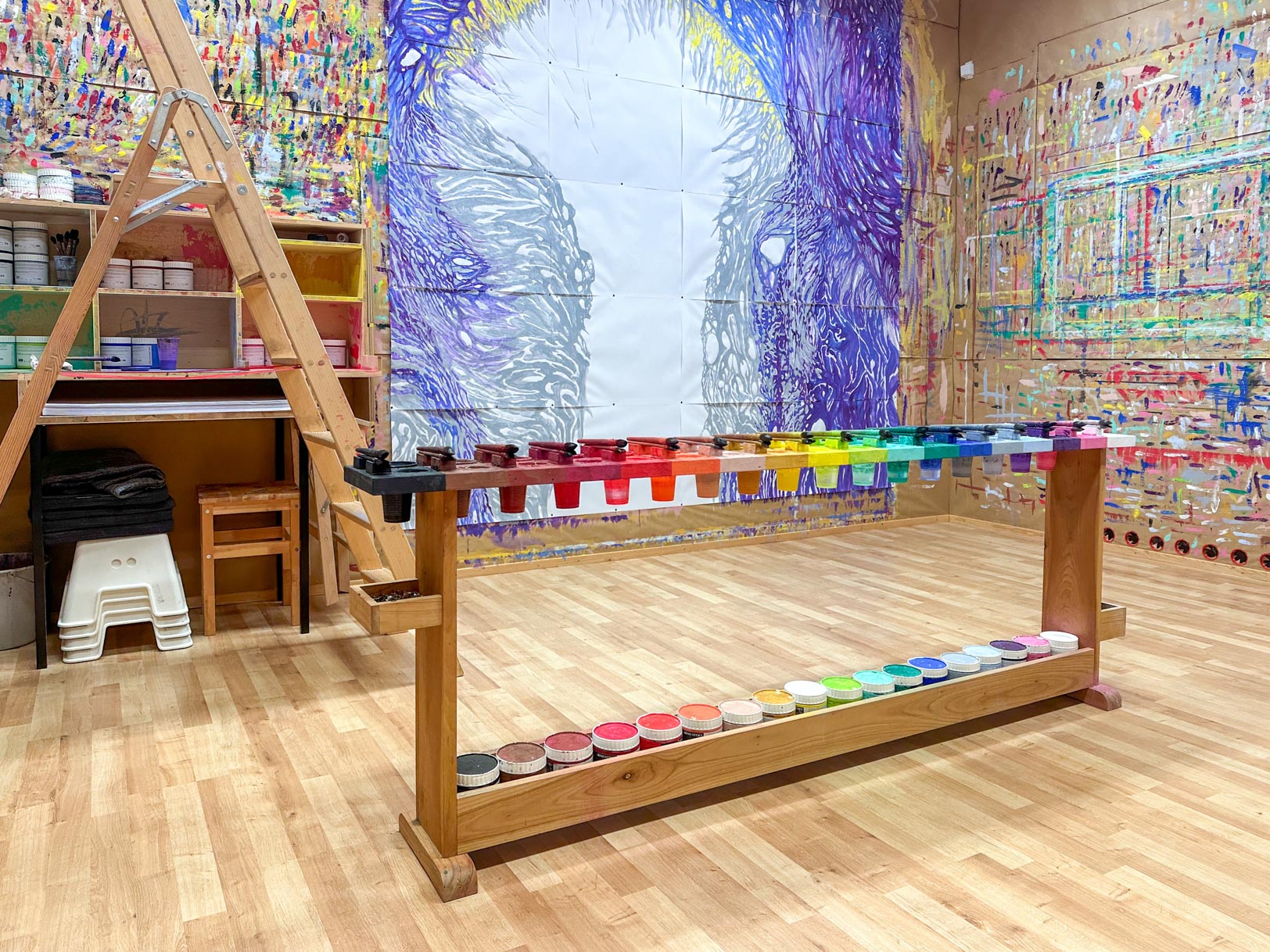 Mädchen beim Malspiel